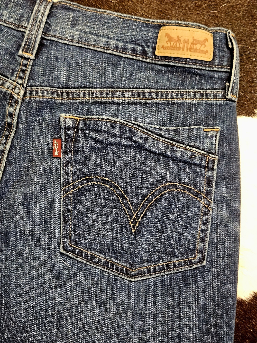 Levi's Women's Dark Blue Cutoff Jean Shorts JORTS Sz 8 - Picture 6 of 7